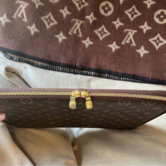 Previously loved Louis Vuitton Laptop case. - Picture 4 of 11